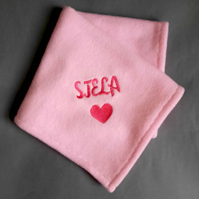 różowy kocyk dla psa z różowym imieniem stela sweetapaszka.pl